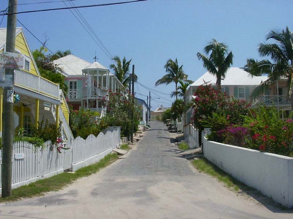 Chat N Chill - Top Floor Condo, Walk To Pink Sands Beach 2 Bedroom Townhouse