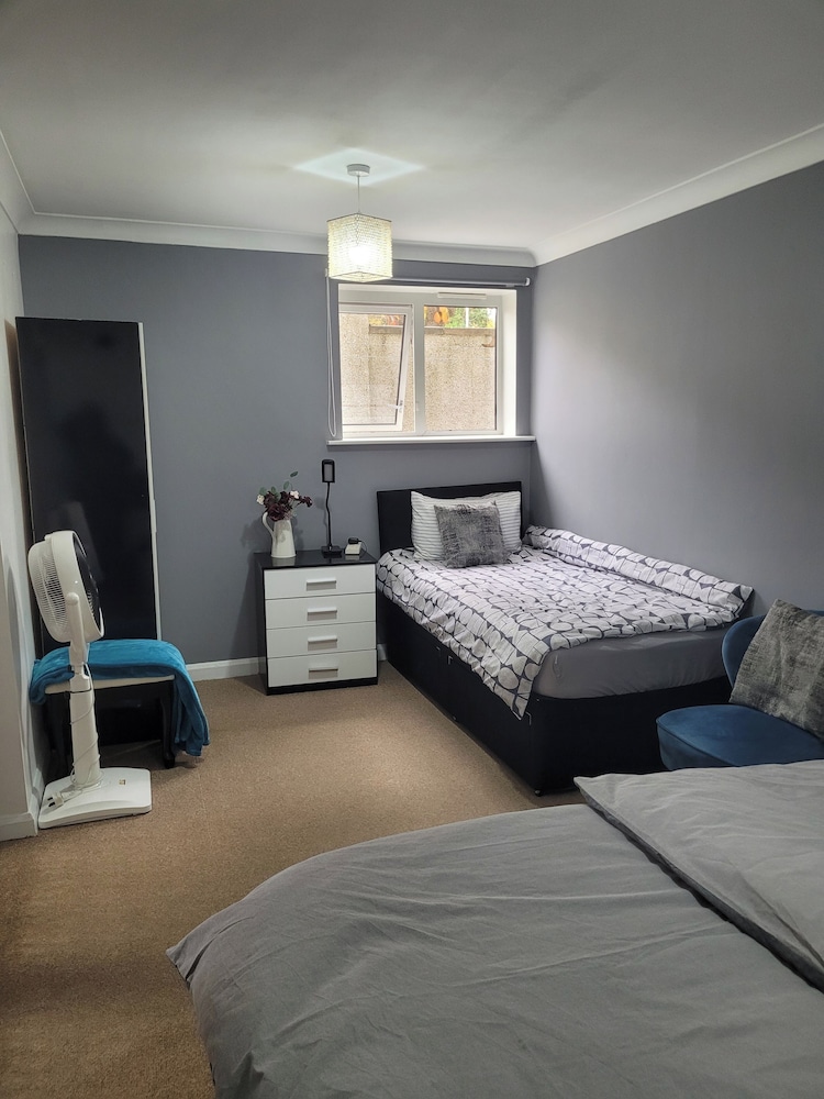 Charming Luton Apartment Retreat
