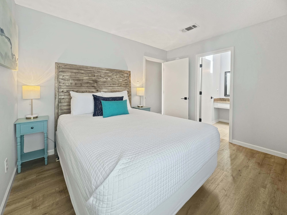 Duplex Beach Home for 6 With Balcony & Resort-style Amenities