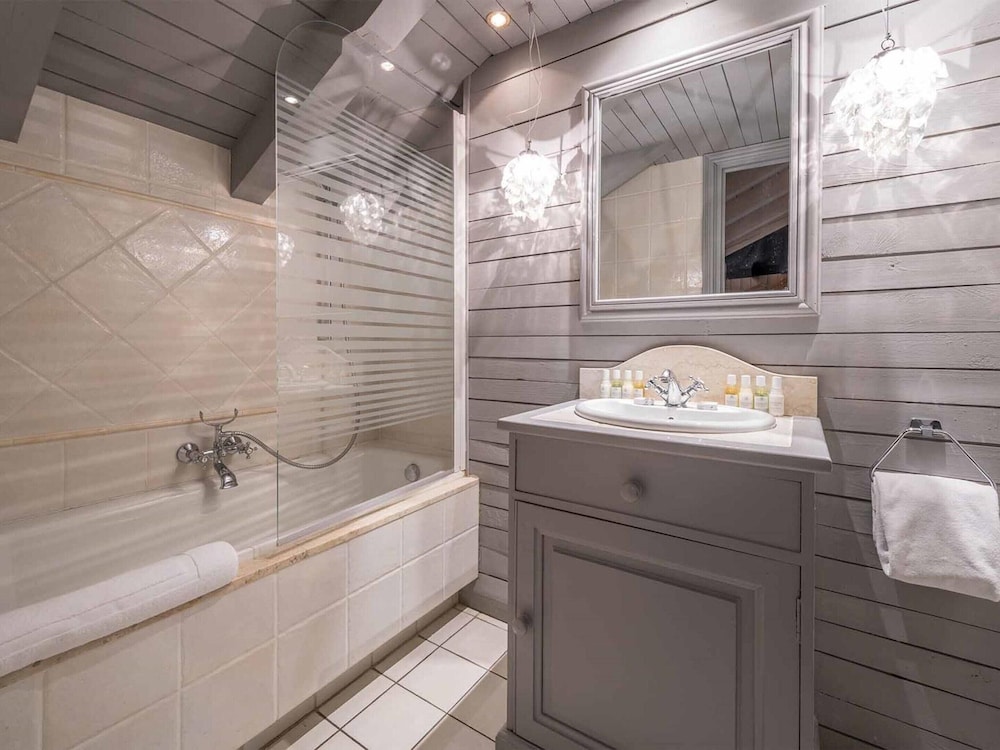 Large Chalet With Barrel Sauna and Whirlpool
