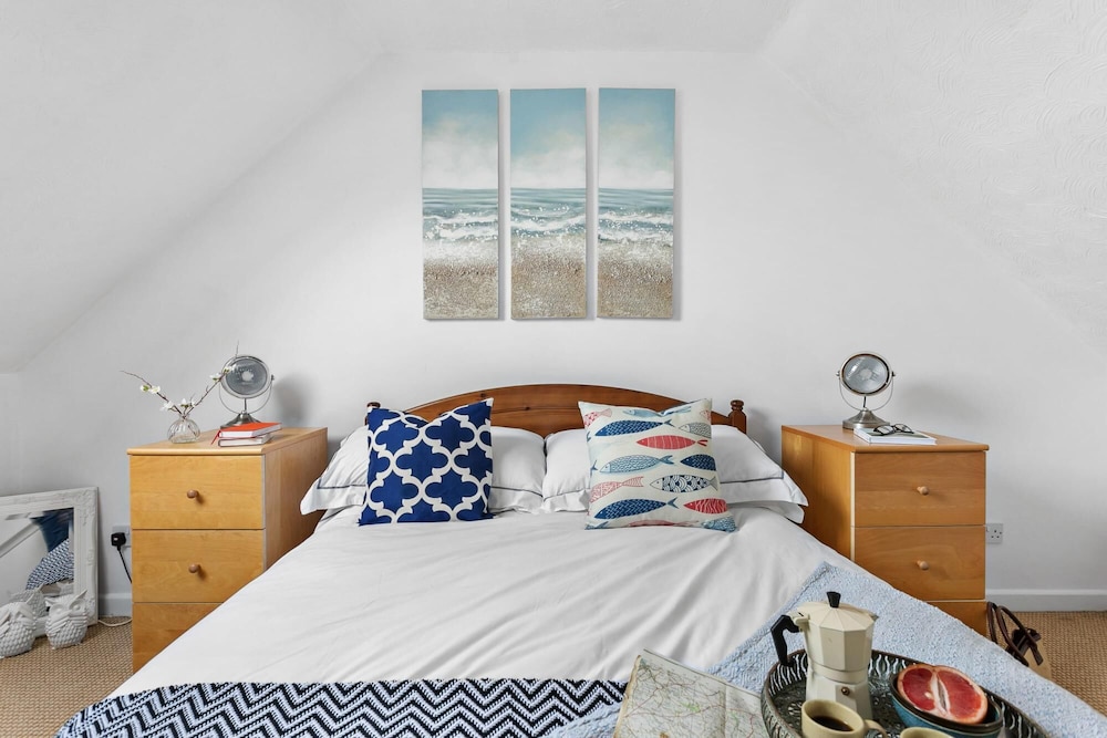 Pippin Cottage - Character Cottage With the Spirit of the sea view 2