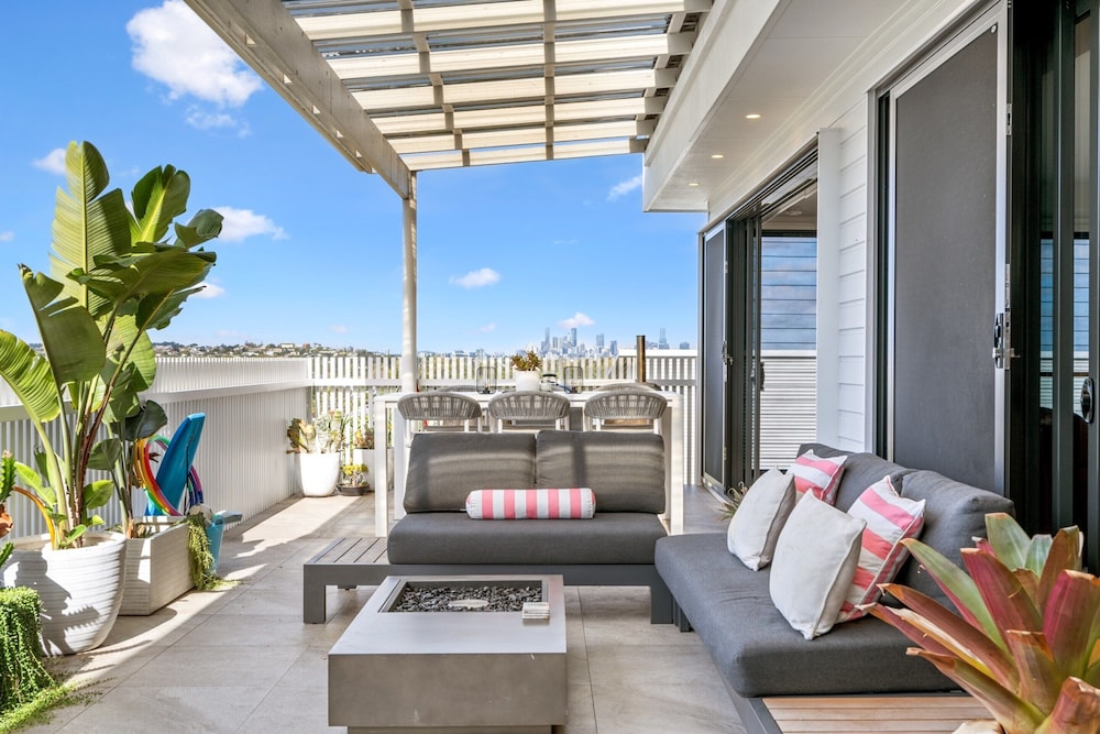 Deluxe 4-bed Home With Pool & Fire Pit