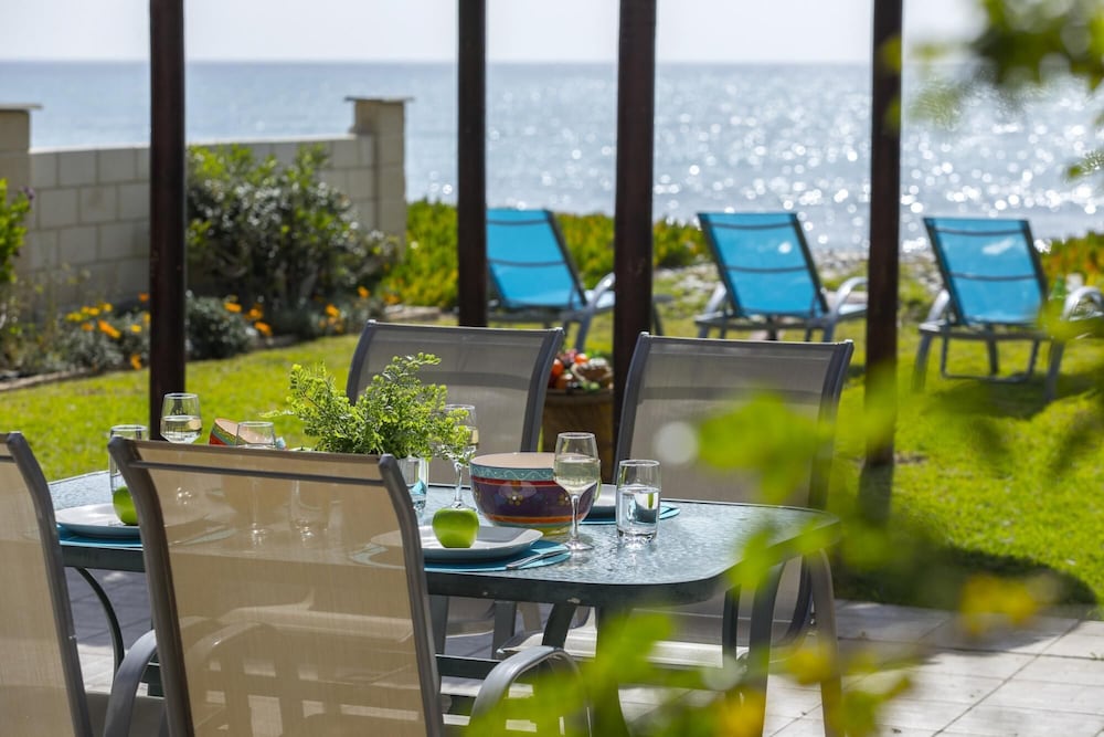 Beachfront Villa Meneou 5