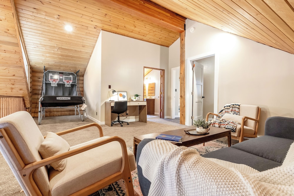 Lodge at Summit Park Near Woodward