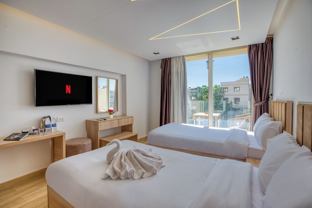 Diamond pyramids hotel