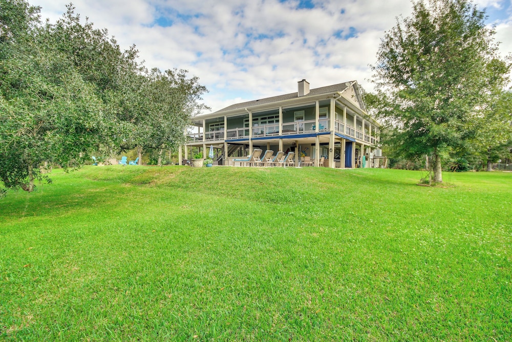 Pool, Fire Pit & Tennis Court: Gem in Bay St Louis