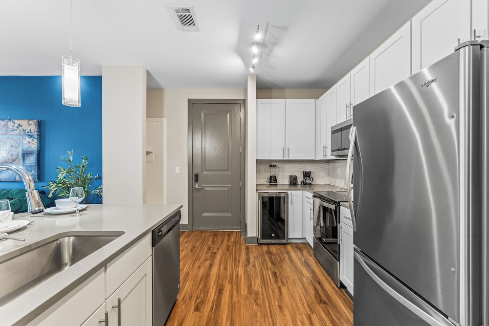 Monarch Apartments 15m to Parks, Pet Friendly, Free Parking by Heavenly Homes