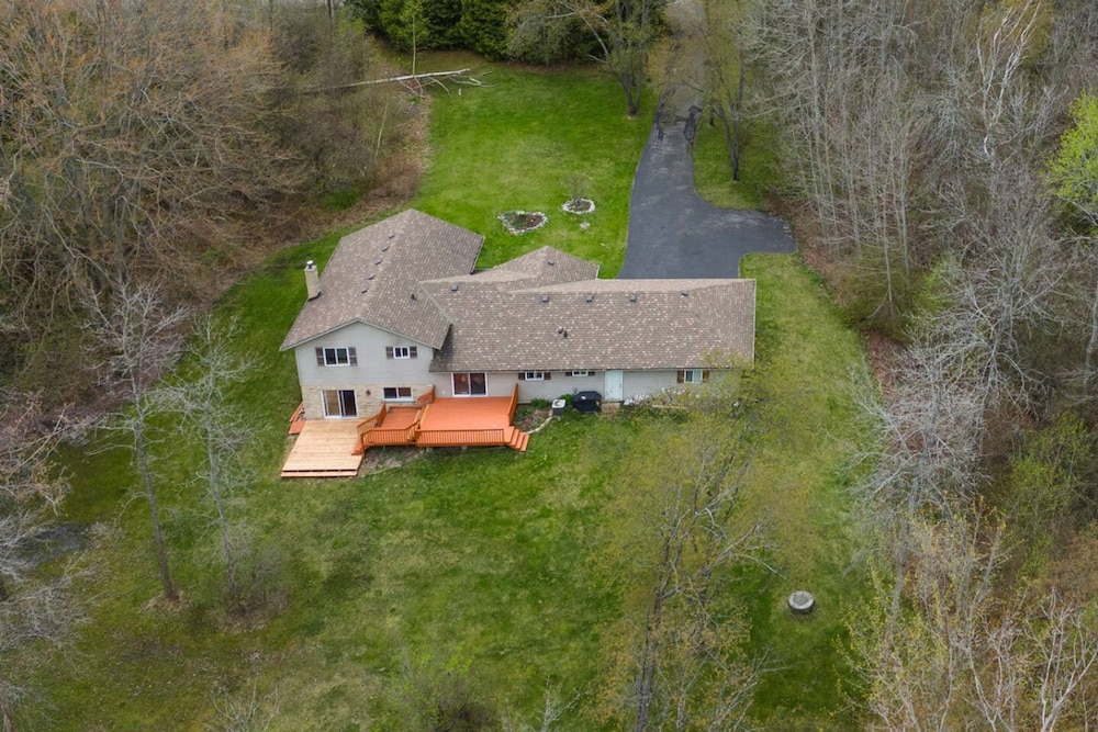 Cozy 4BR Retreat in Quinte West BBQ Backyard