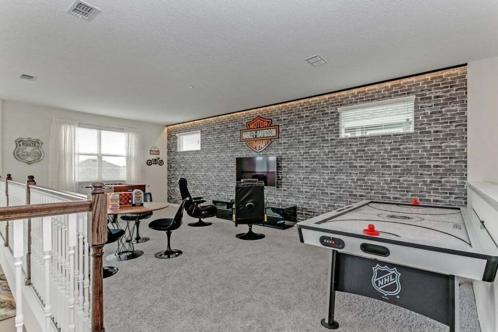 Luxury High Ceilings Pool, Spa Beautiful Home! 6 Bedroom Villa