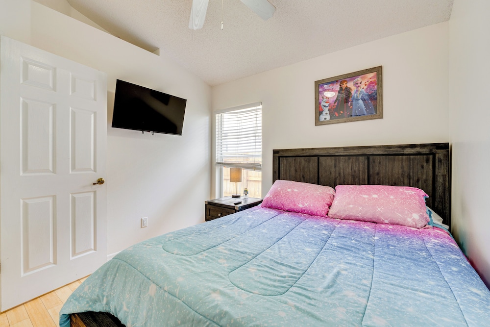 12 Mi to Disney: Family Home w/ Lanai in Davenport