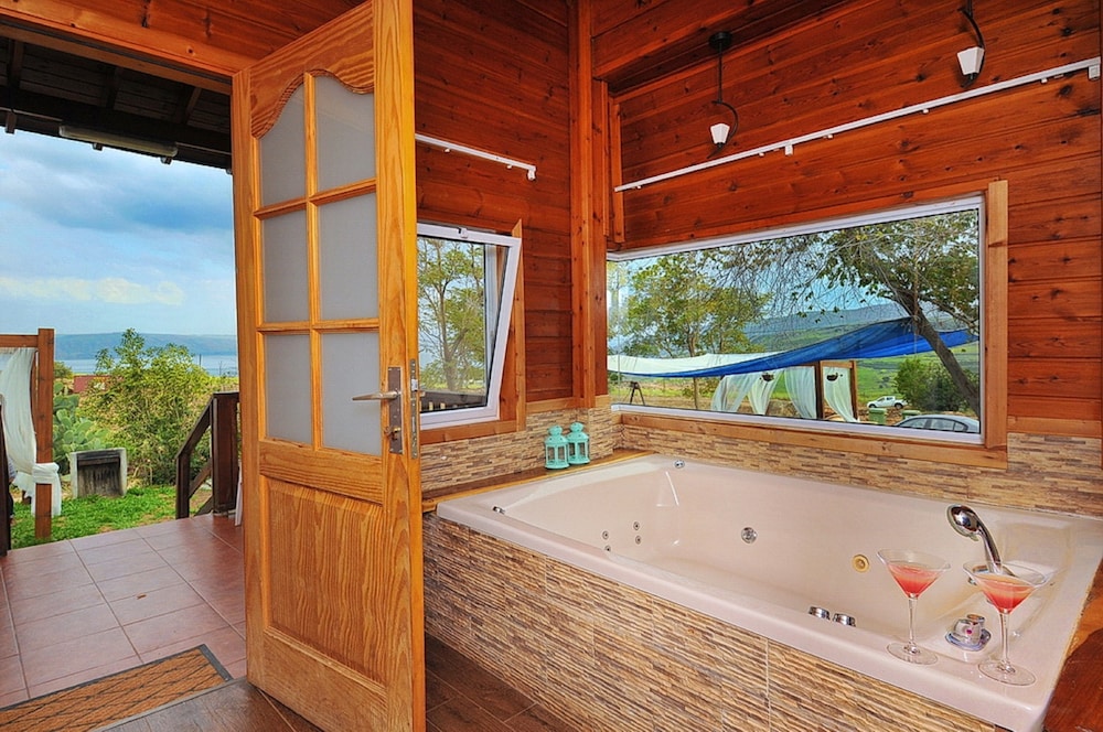 Mul Kineret Suites