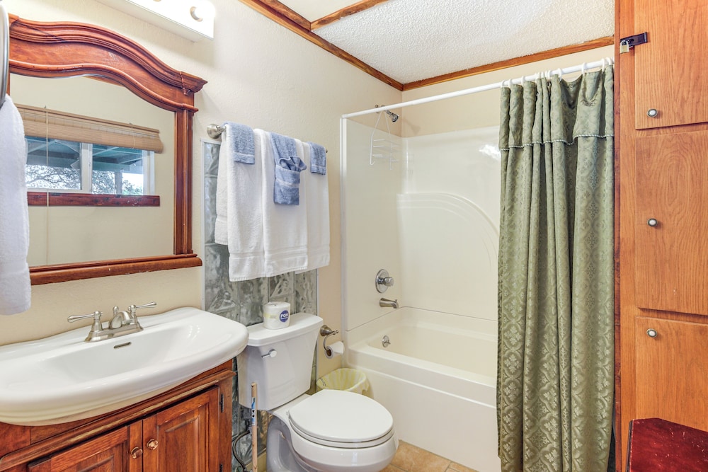 2 Mi to Fishing on Lake Whitney: Cottage w/ Deck