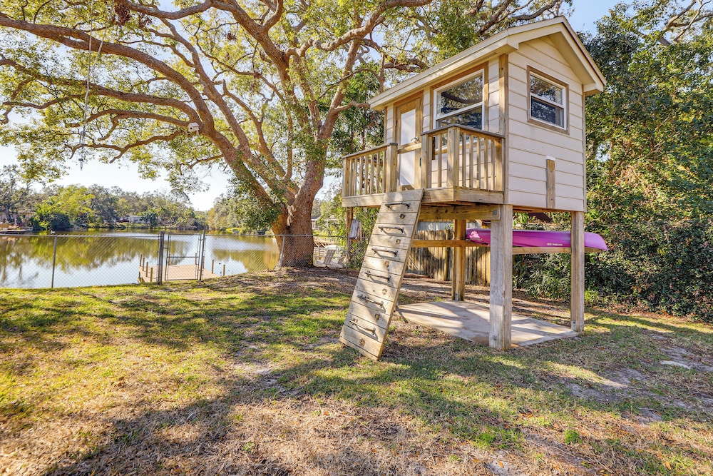 5 Mi to Indian Rocks Beach: Home w/ Kayak!