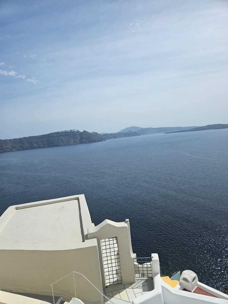 Phaos Oia Suites