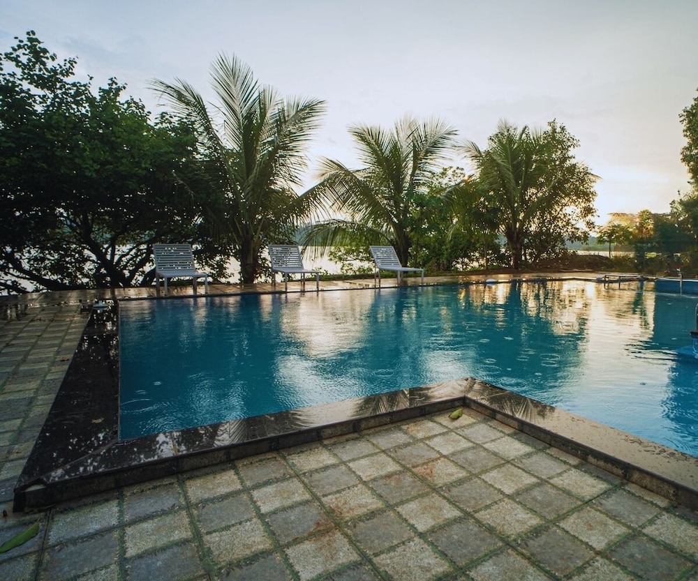Shvas Island Resort