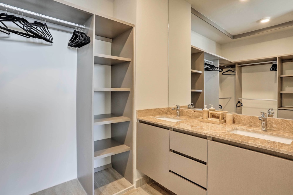 Luxe Cabo Condo w/ Ocean Views + Amenities!