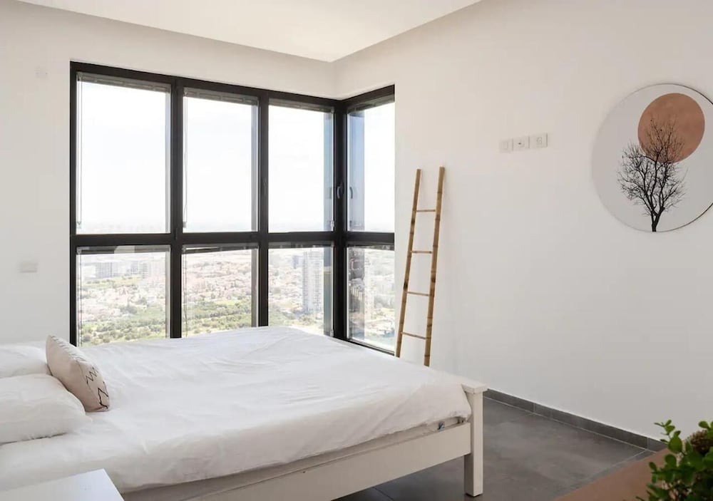 Luxury Penthouse on High Floor with Hot Tub view 2