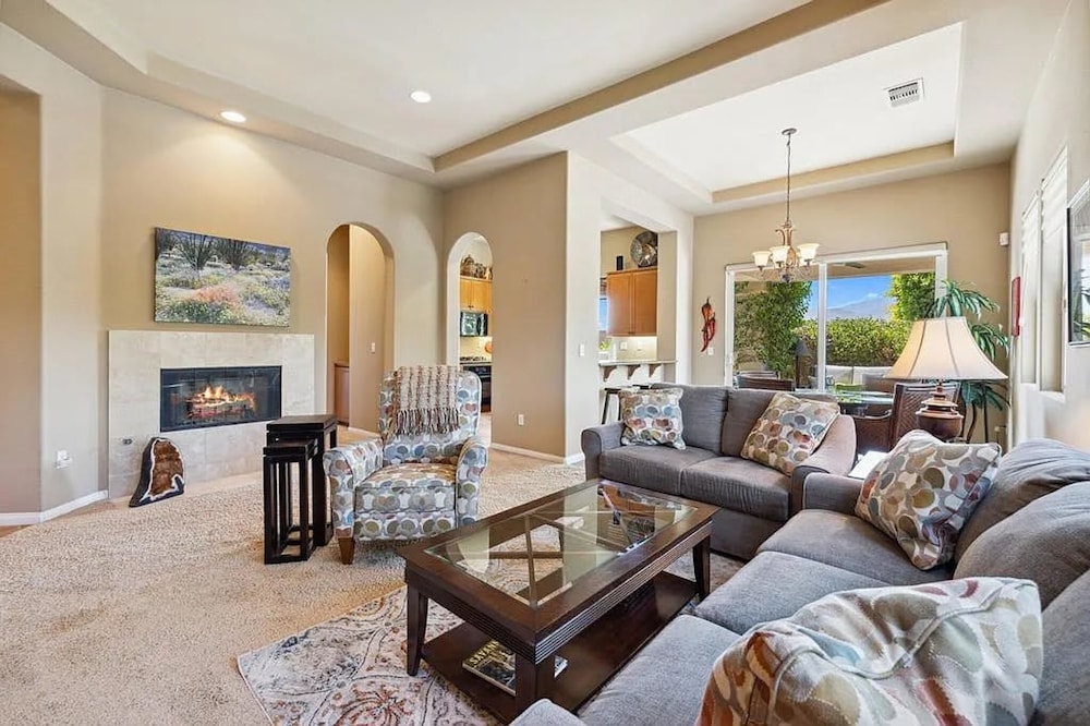 Stylish 2BR w Spa Patio