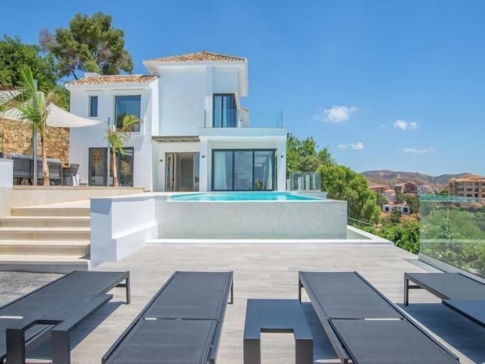 Sunrise Villa Marbella by Lodgerstrip