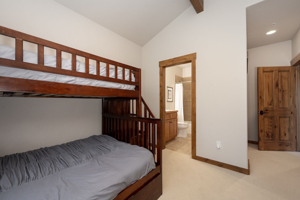 Bear Trail 3 Bedroom Townhouse by RedAwning view 3