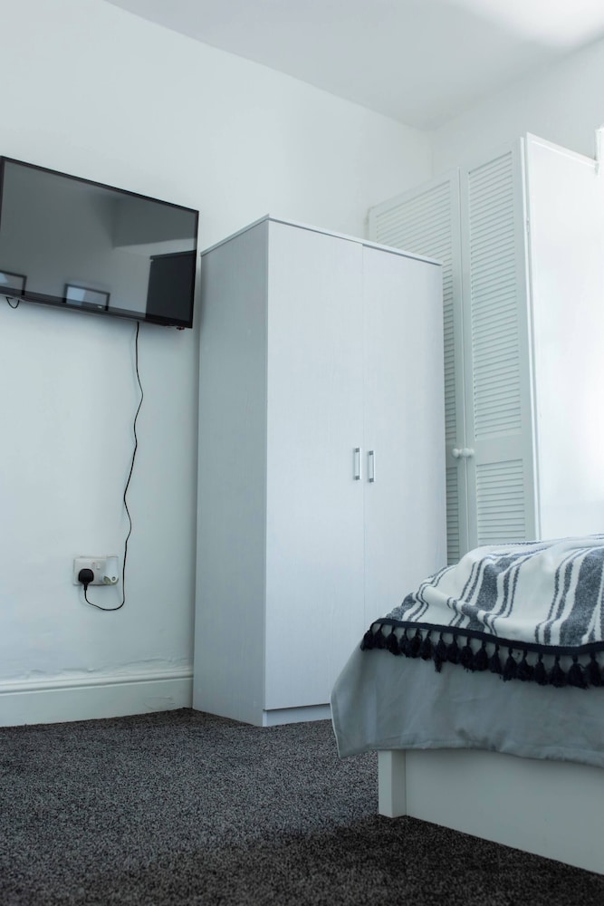 Cozy 3 Bedroom Home in Leeds, Perfect for Families and Groups