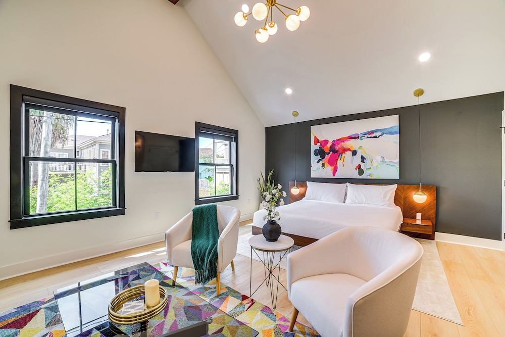 Walk to Shops & Restaurants: Chic Galveston Studio
