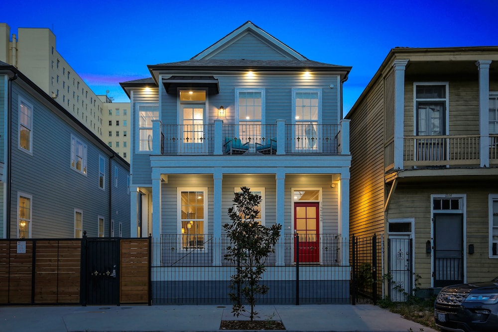 Stunning 4 BR Condo + Pool - Near St. Charles
