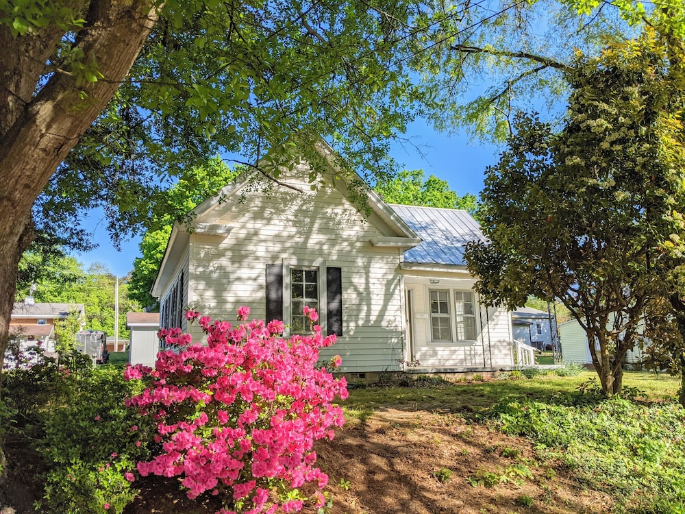 Quaint Hideaway In The Heart Of Clayton 3 Bedroom Home by RedAwning view 5