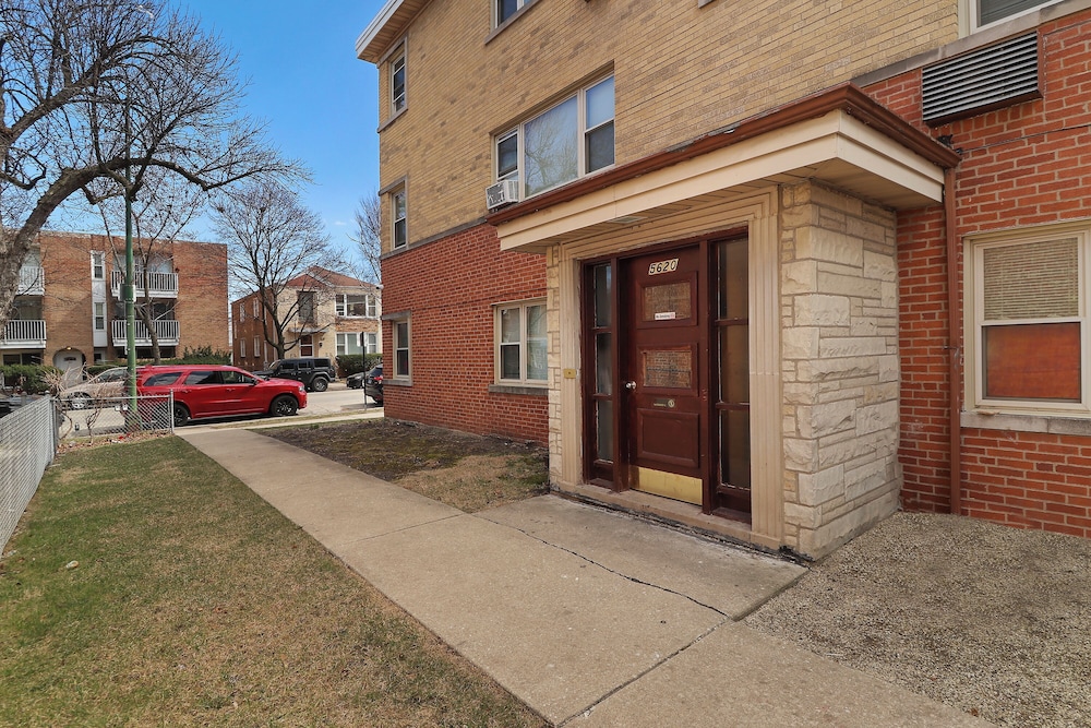 Cozy 1BR Apt Near Shops - Kimball C2