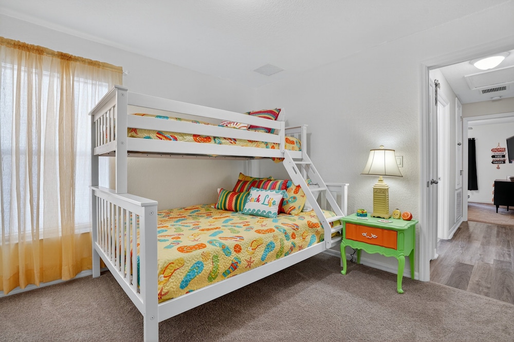 Spacious 4br Retreat With Heated Pool & Spa 4 Bedroom Home