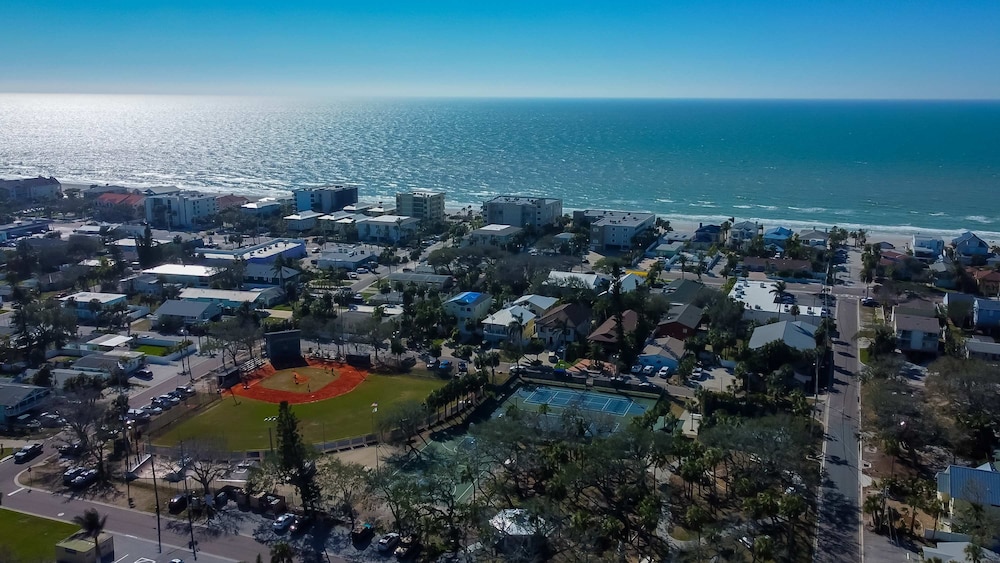 Simple Rooftop Gem 2 Blocks 2 Beach Pets Allowed