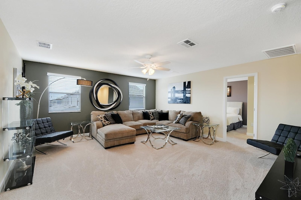 Decorated 6 beds at Champions Gate - Image 3