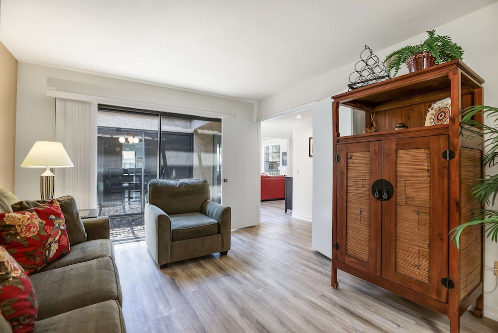 Spacious Single-story Condo With Golf Course Views