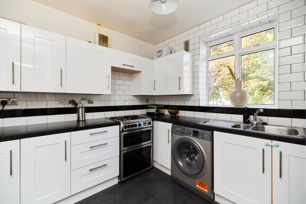 The Holloway Place - Modern 1bdr Flat With Balcony