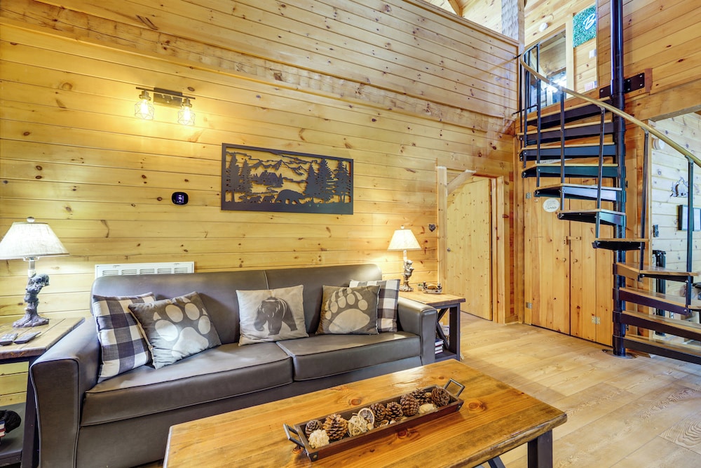 Mins to Dollywood: Boujee Bear Cabin w/ Hot Tub!
