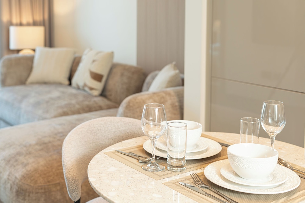 PVH - Stylish 1BR with Study - The Crest