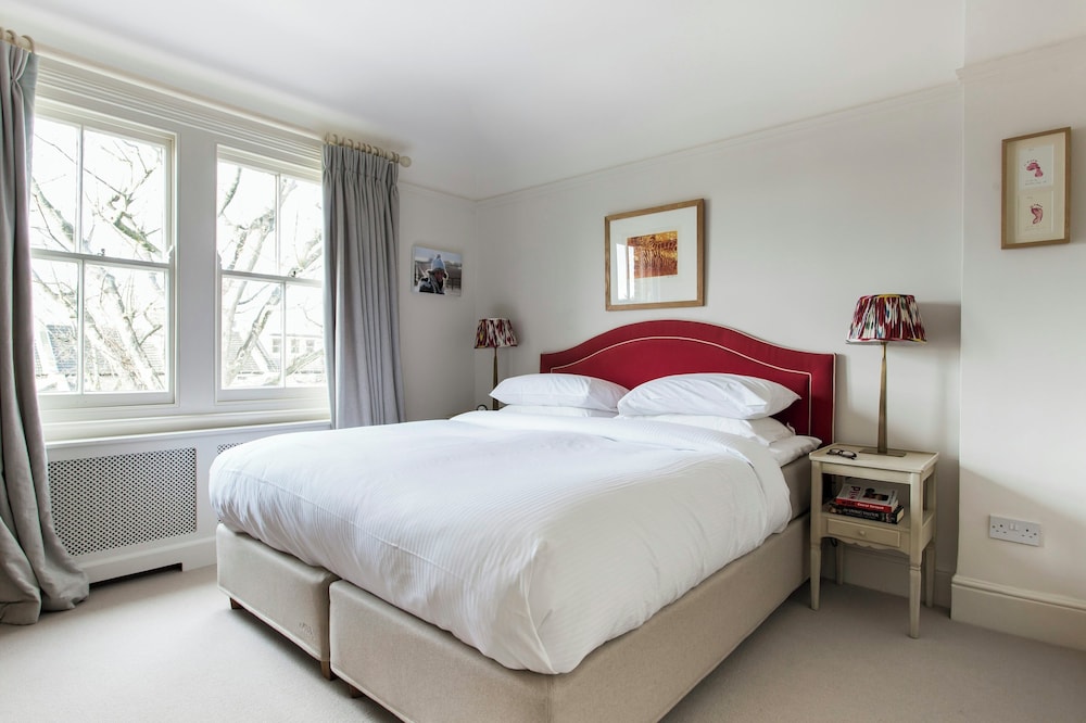 Albert Bridge Road II by Onefinestay