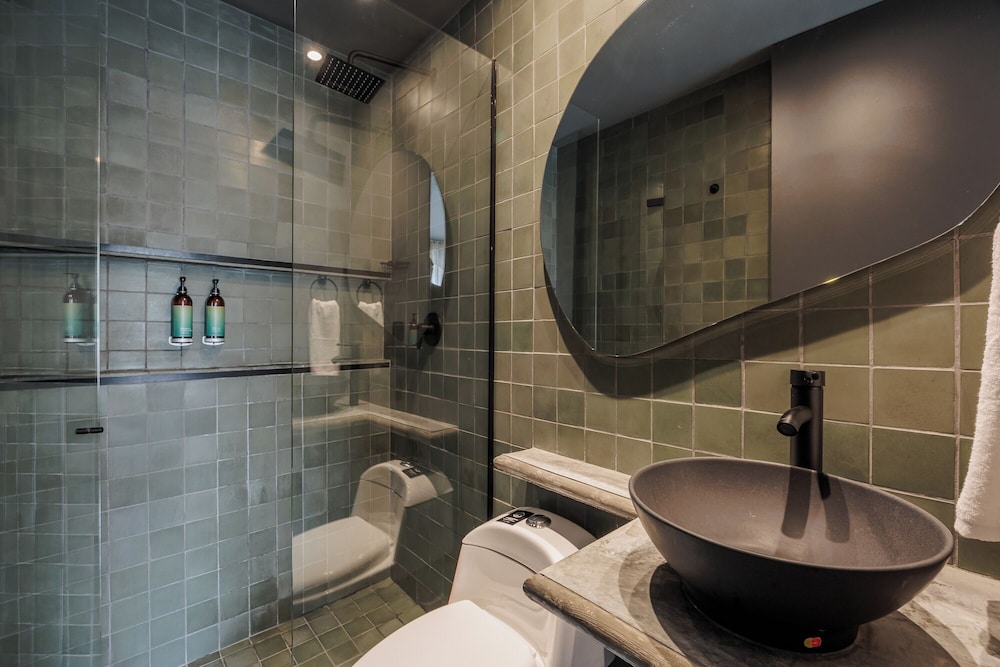 10th Street 3 Bedroom Jacuzzi & Billiard