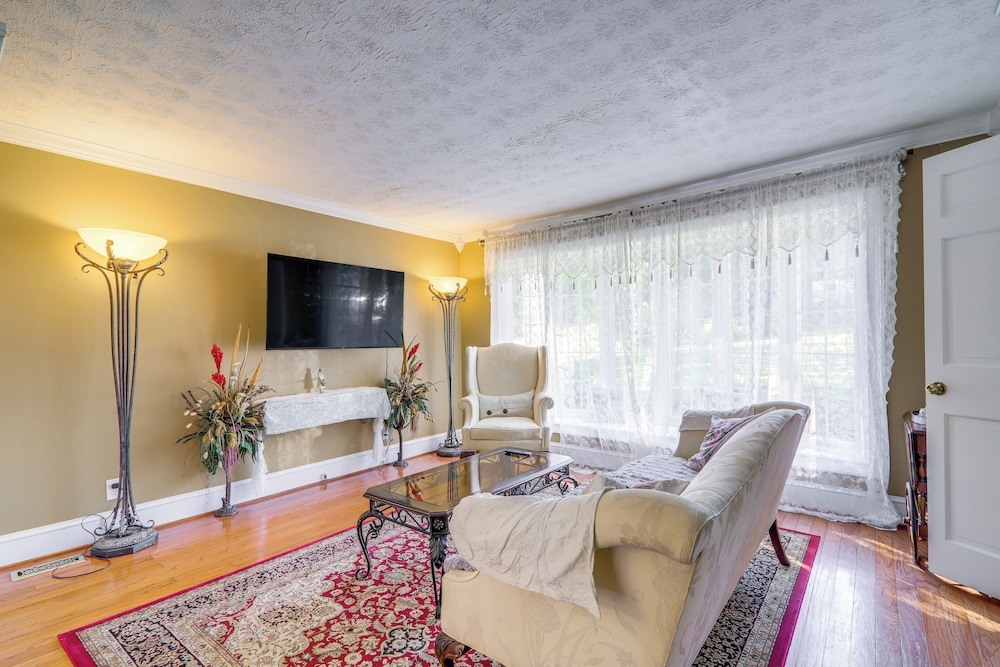 Game Room + Pond: Spacious Gainesville Getaway!