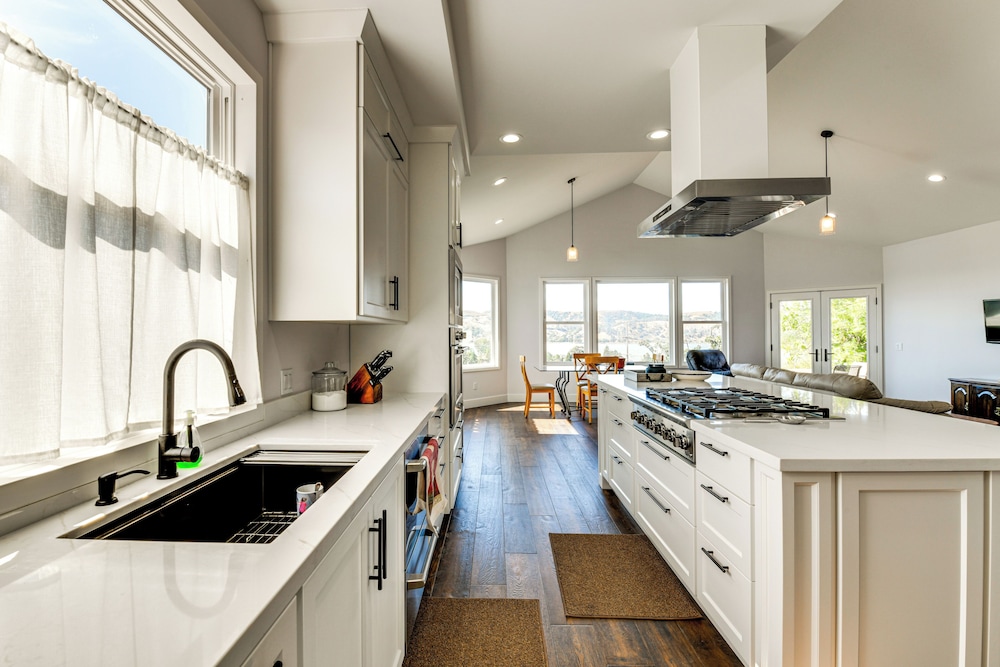 1 Mi to Downtown Benicia: Scenic Cliffside Escape