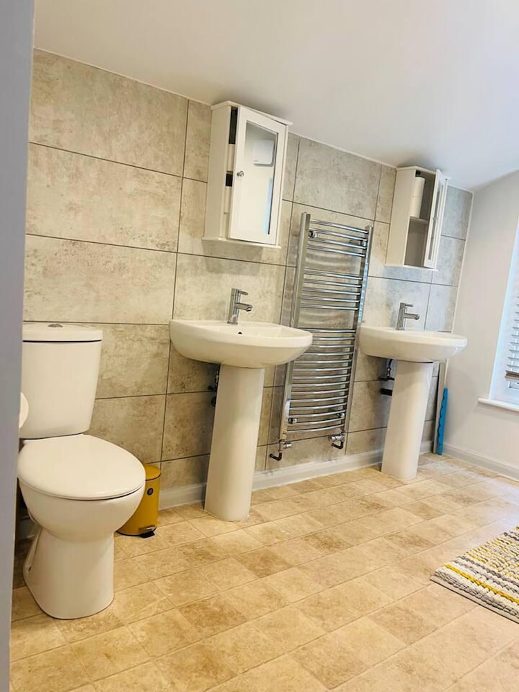 Stunning 2-bed House in Chatham view 5