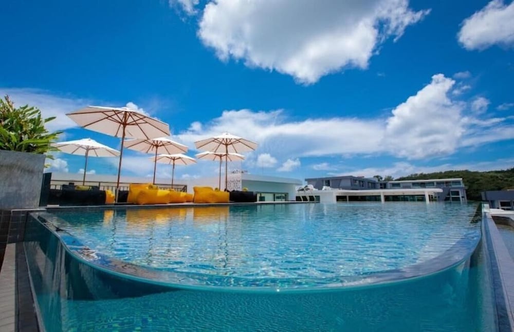 1BR Loft Pool Gym Walk to Naiharn C181