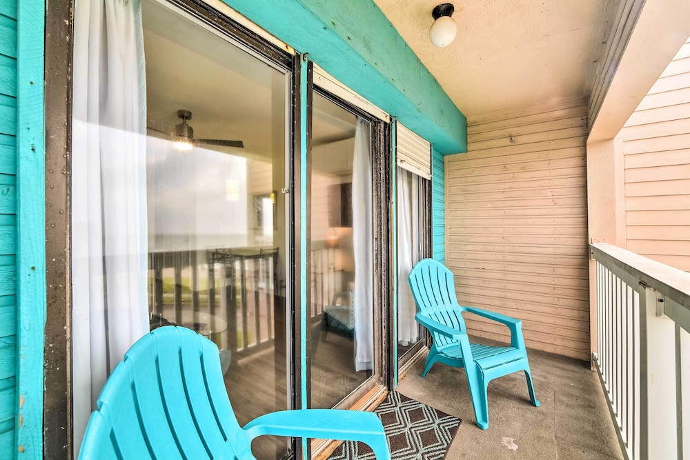 Sun-soaked Texas Condo w/ North Beach Access! view 4