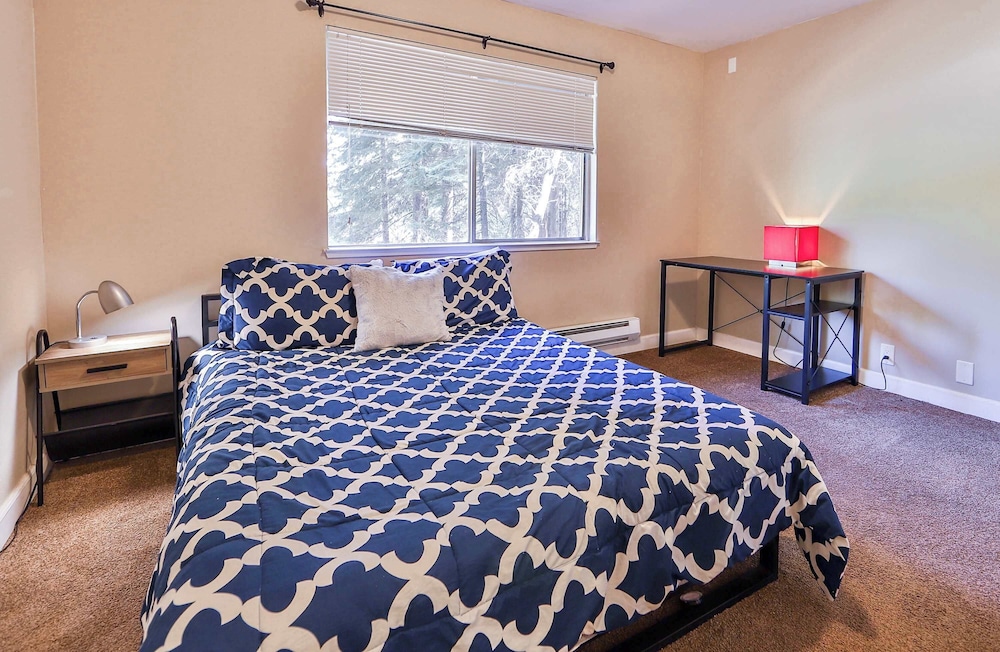 Iroquois Ridge Charming Home for 8 w/ Hot Tub Near Lake Tahoe & Skiing