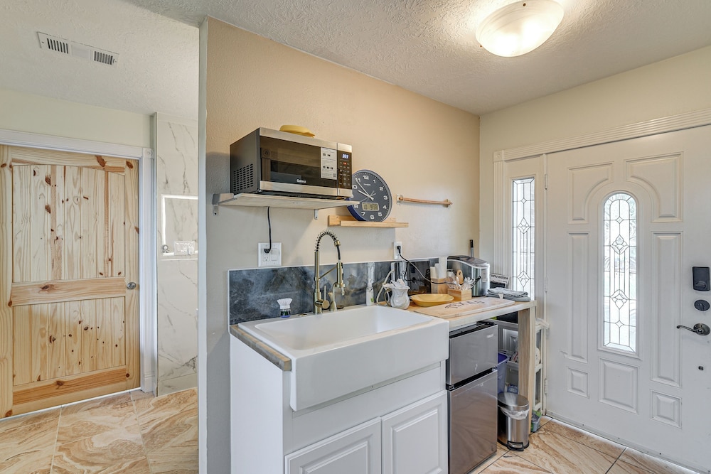 Shop & Explore: Duplex Unit 8 Mi to NRG Stadium!