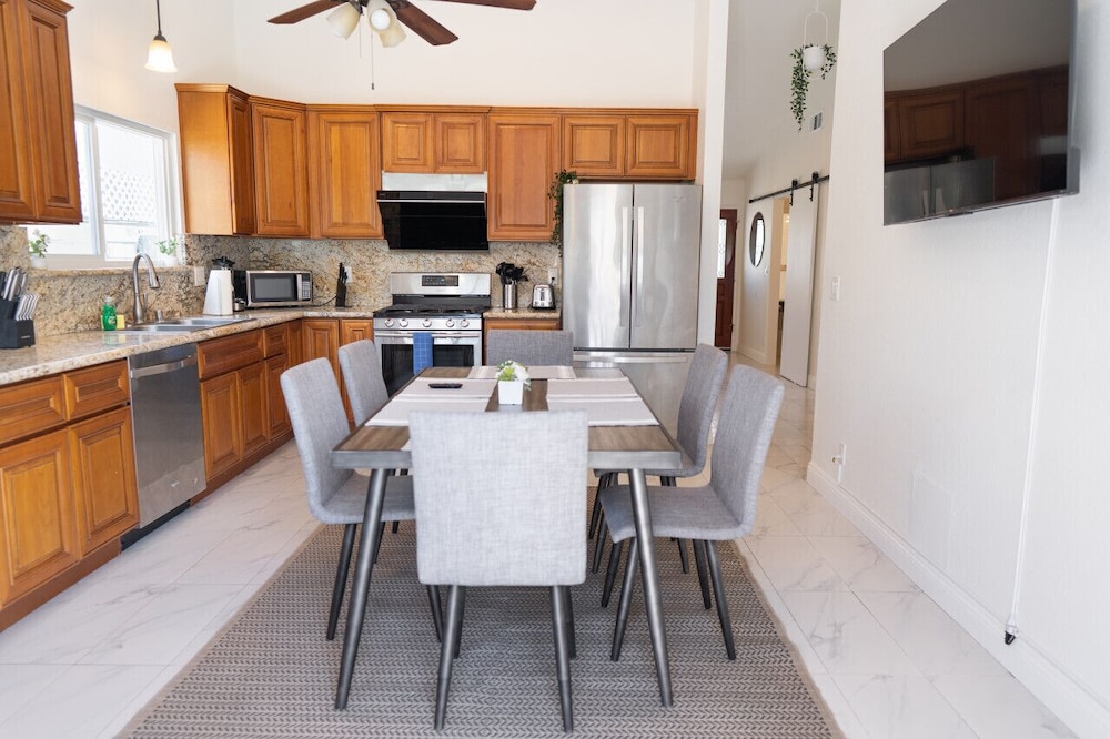 Spacious 4-bedroom Home With Large Yard AND Garage Near Knott S Berry Farm p67