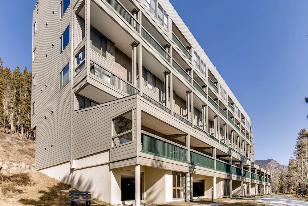 Renovated Studio- Kids Ski Free & On Shuttle Route! Studio Bedroom Condo by RedAwning