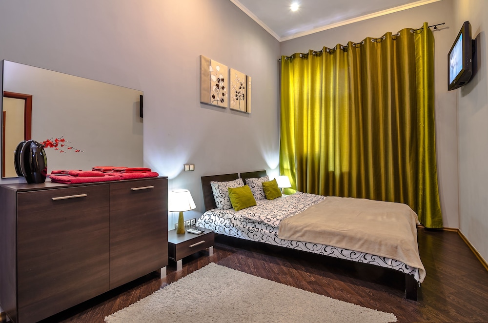 Rent Kiev Lva Tolshtoho Square