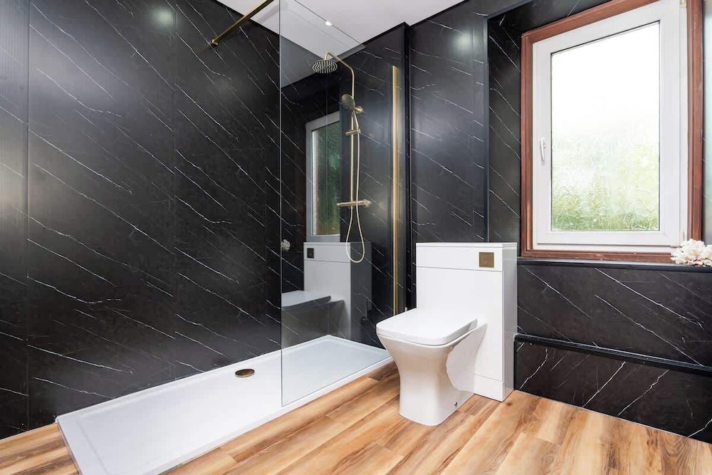2 Bedroom House - Free Parking