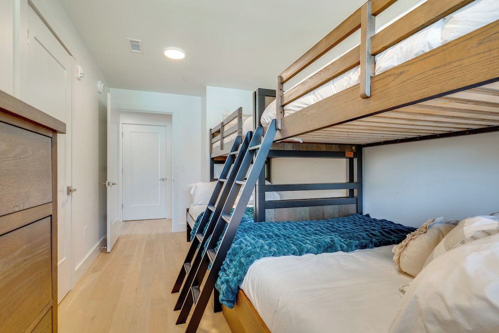 Ski-in/out Okemo Mountain Resort Condo w/ Balcony